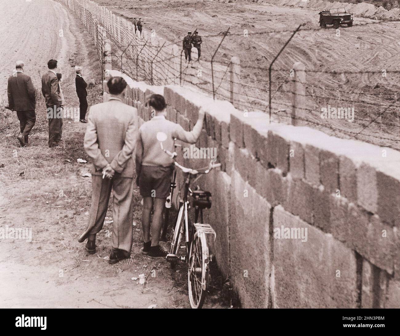 Vintage-Foto der Berliner Krise von 1961: Mauerbau. Während die kommunistische Mauer in Berlin gestärkt wird, sind die Ostdeutschen bereit Stockfoto