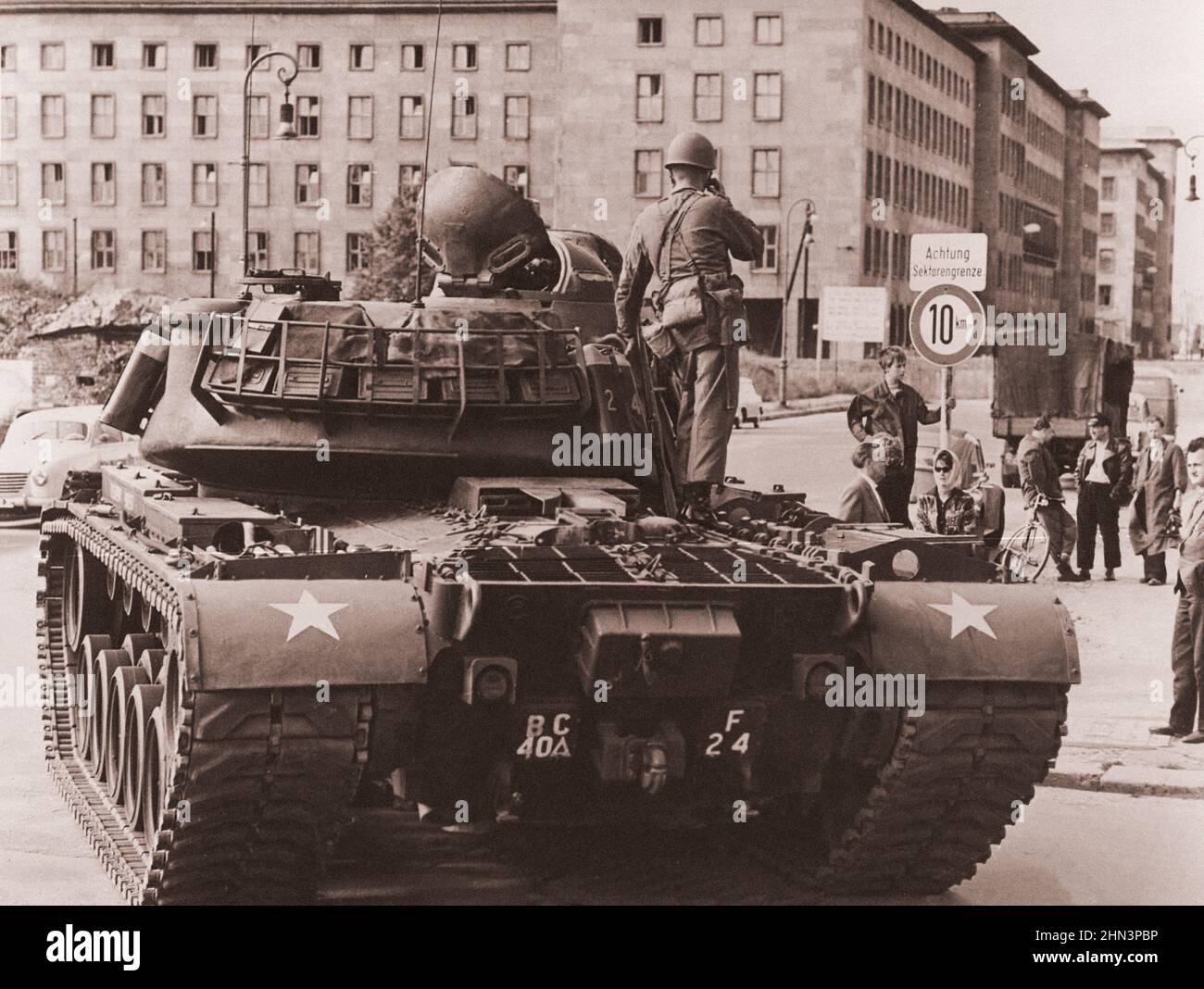 Vintage-Foto der Berliner Krise von 1961: Mauerbau. Die kommunistische Volkspolizei verbrennt die verbliebenen Trümmer nach einer Reihe von Häusern in der Nähe von Berlin Stockfoto