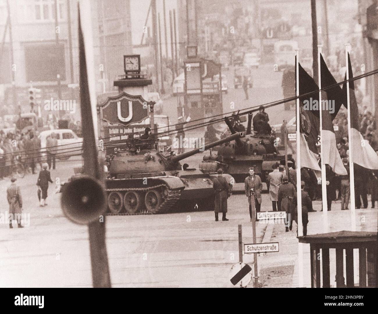 Vintage-Foto der Berliner Krise von 1961: Mauerbau. Sowjetische Panzer, die am Vortag in einer Machtshow gegen amerikanische Autos mit Mil Stockfoto
