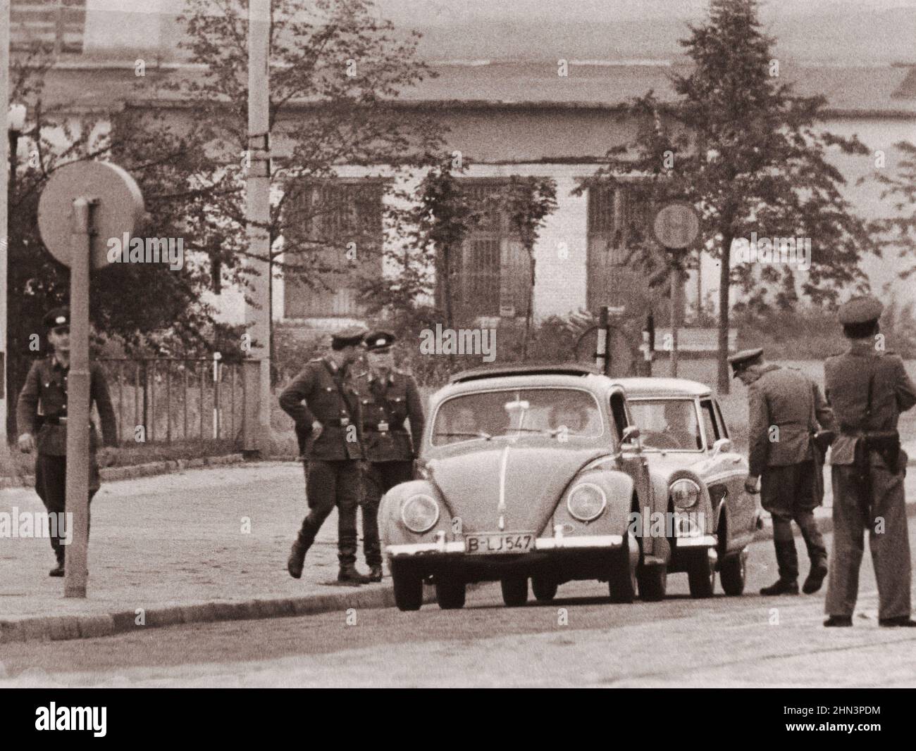 Vintage-Foto der Berliner Krise von 1961: Mauerbau. Ddr-Behörden Wache Kontrollpunkt Am Potsdamer Platz, Um Die Bewegung Des Ostens Zu Beschränken Stockfoto