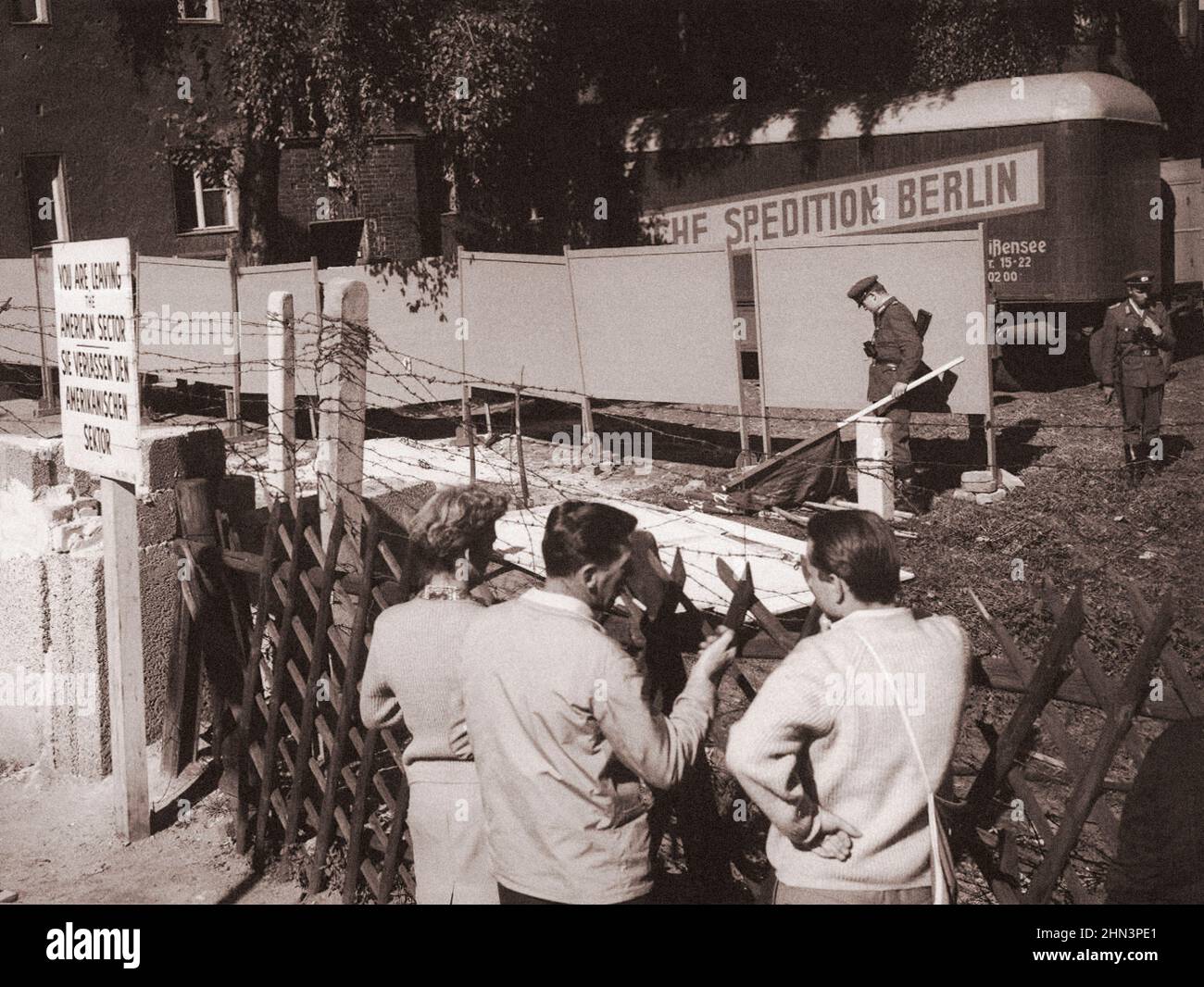 Vintage-Foto der Berliner Krise von 1961: Mauerbau. DDR-Garde stellten große Tafeln auf, um ihre Aktionen vor Augen und Kameras des Westens zu verbergen Stockfoto