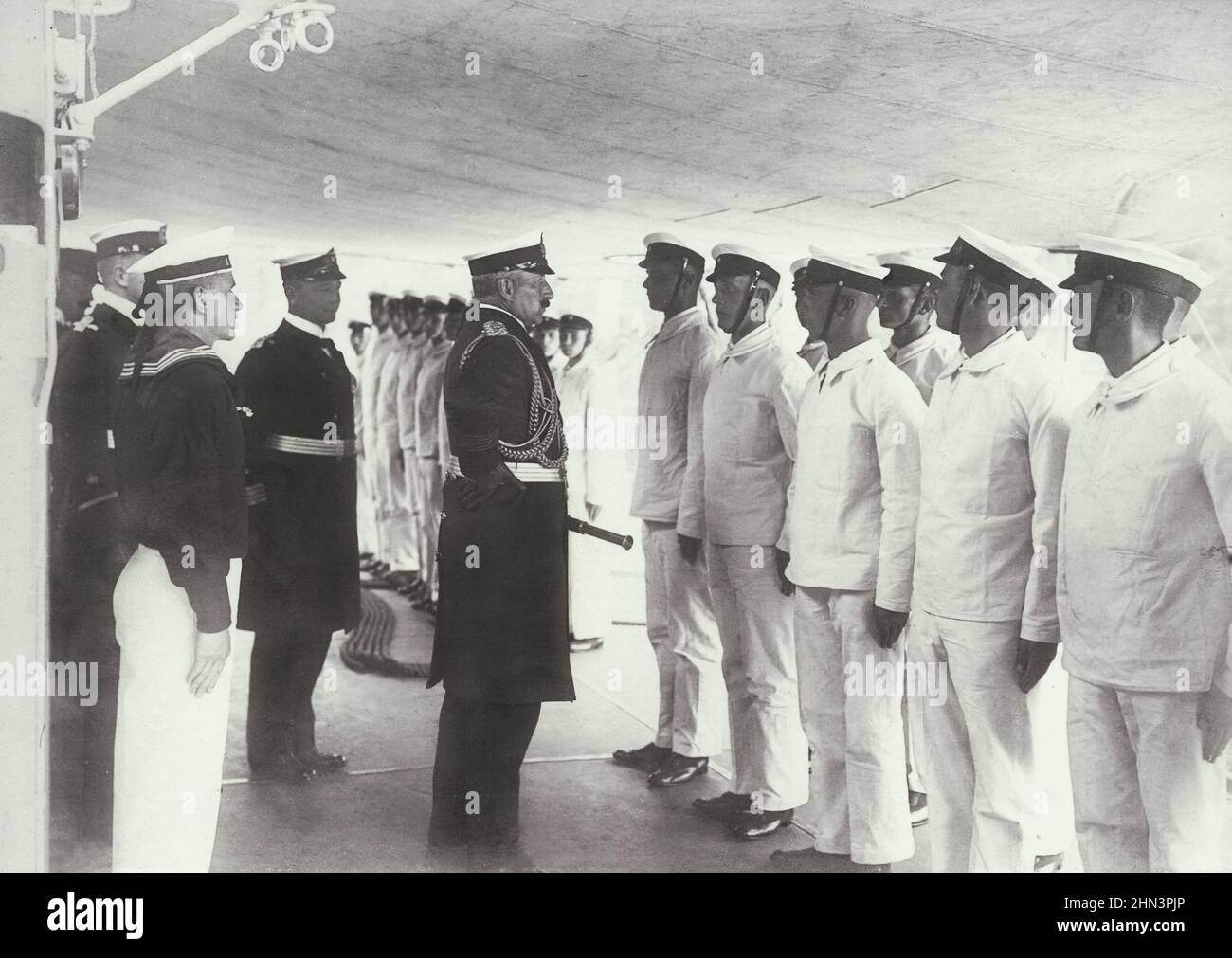 Vintage-Foto von seiner Majestät Kaiser Wilhelm II., an Bord des Schiffes 'Hansa' seiner Majestät. Balholm. 15. Juli 1911 Stockfoto