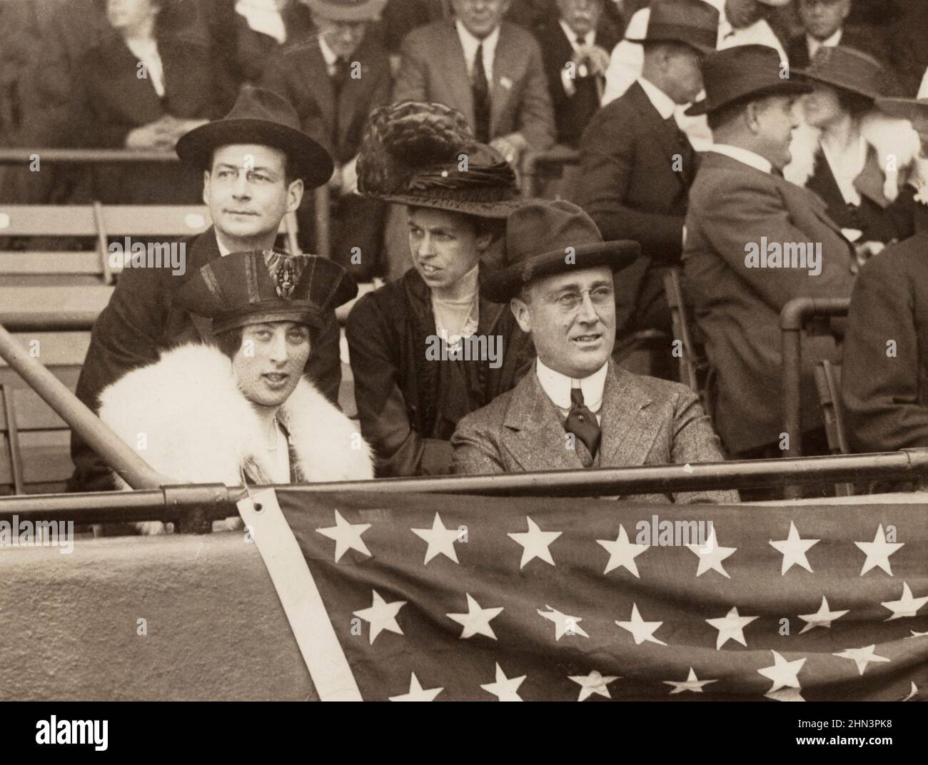 Vintage-Foto von Franklin D. Roosevelt und Eleanor Roosevelt, die bei einem Baseballspiel auf den Ständen sitzen. USA. 1917 Franklin Delano Roosevelt (1882–1945) Stockfoto