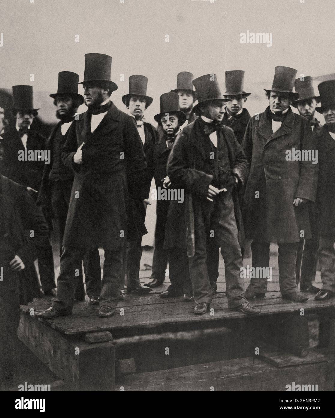 Ingenieur Isambard Kingdom Brunel (erste Reihe, Mitte rechts) und andere beobachten den Great Eastern Startversuch in Blackwall, London, im November 18 Stockfoto