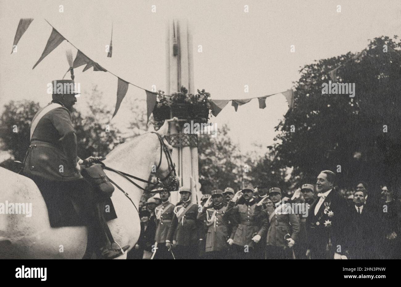 König Ferdinand I. von Rumänien vor einer Gruppe von Soldaten. 1927 Ferdinand (Ferdinand Viktor Albert Meinrad; 1865–1927), mit dem Spitznamen Întregitorul ('die Stockfoto