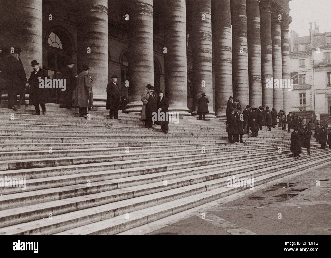 Vintage-Foto von der Wiedereröffnung der Börse in Paris. Frankreich. Dezember 1914 Stockfoto