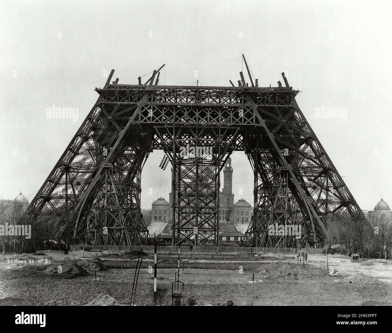 Das Vintage-Foto des Eiffelturms aus dem 19th. Jahrhundert im Bau. (Baustelle Eiffelturm). Paris, Frankreich. 1887-1889 Stockfoto