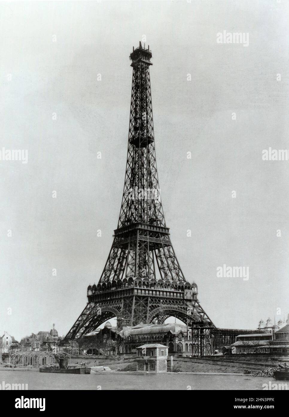Das Vintage-Foto aus dem 19th. Jahrhundert von Bauarbeiten am Eiffelturm. März 1889. Paris, Frankreich. Stockfoto