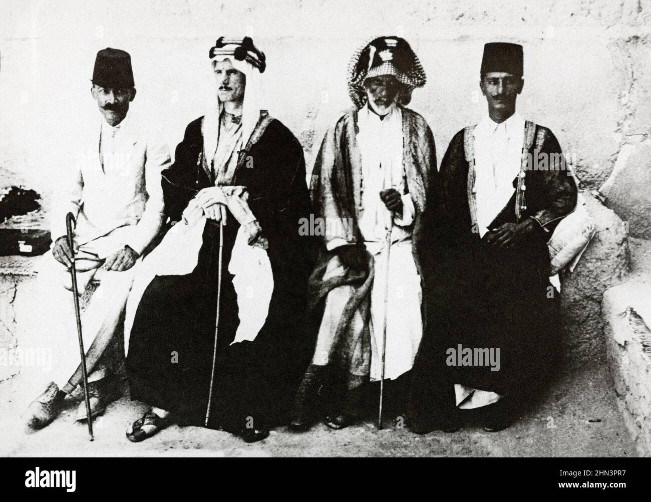 Vintage Archivfoto eines westlichen Agenten in lokalem Kostüm mit zwei türkischen Offizieren und einem alten arabischen Mann. 1916-1918 Dieses Foto bezieht sich auf die Stockfoto