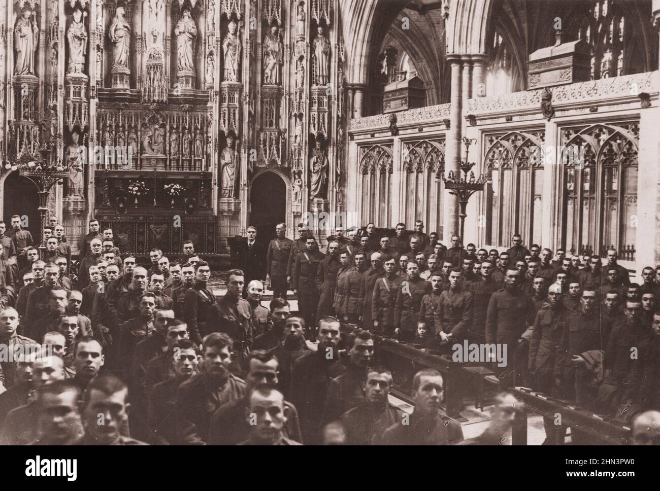 Vintage-Foto von amerikanischen Soldaten in der Kathedrale in Winchester, England, dem Tag, an dem der Waffenstillstand unterzeichnet wurde. Großbritannien. 11.11.1918 Stockfoto