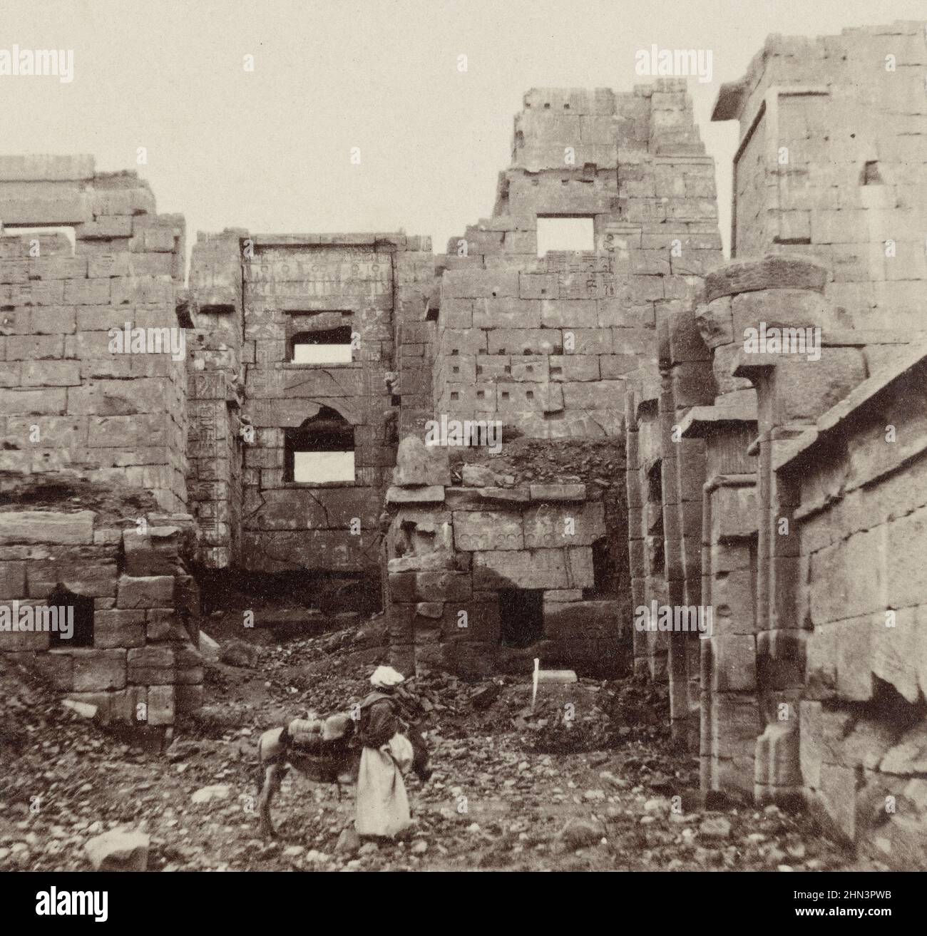 Vintage-Foto des Innenansicht des Tempels von Medinet Habu (Tempel von Ramses III). Theben. Ägypten. Von Francis Frith. 1850s Stockfoto