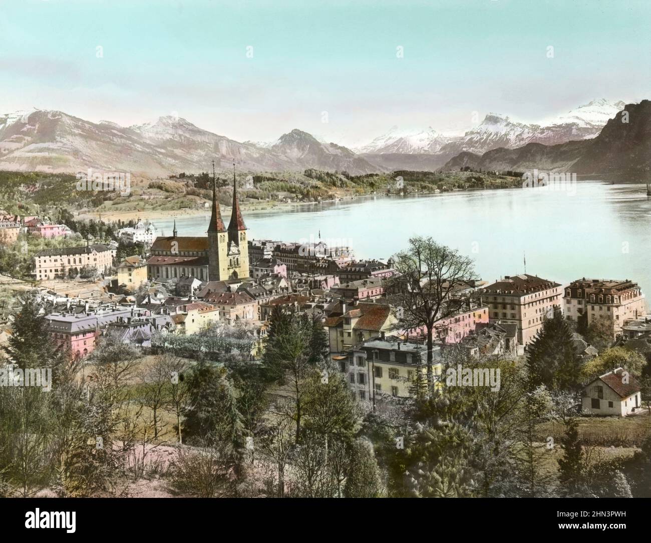 Vintage Farbfoto von Luzern in den Alpen. 1920s Luzern ist eine Stadt in der Zentralschweiz, im deutschsprachigen Teil des Landes. Stockfoto