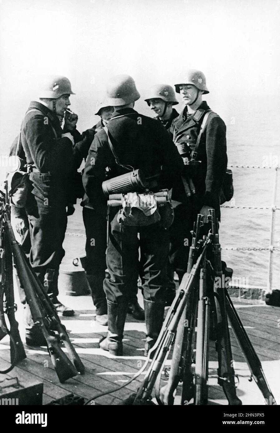 Vintage-Foto Deutsche Seesoldaten auf einem Schiff in Dänemark. April 1940 Stockfoto