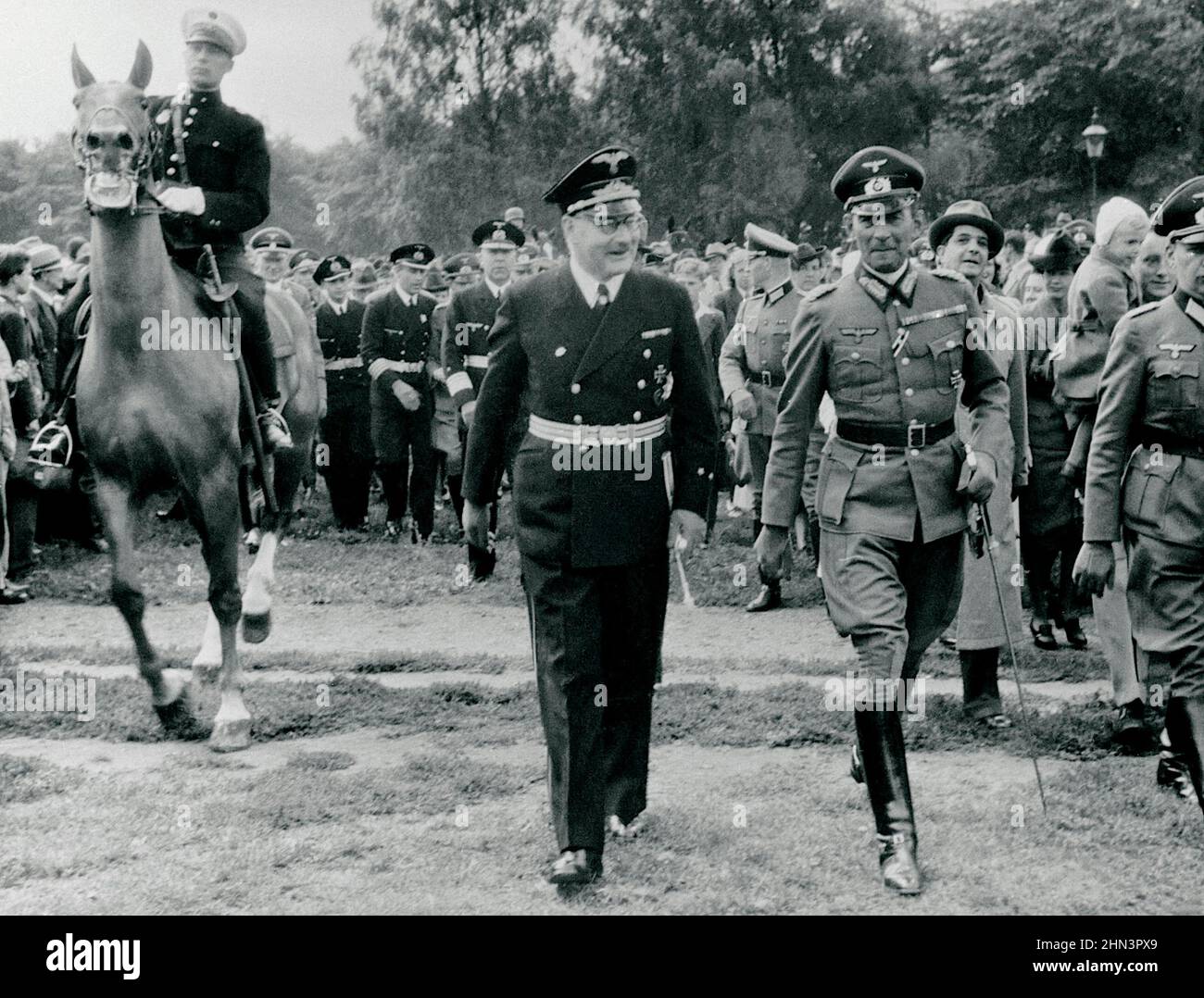 Vintage-Foto der deutschen Parade in Pælledparken. Cécil von Renthe-Fink (Bevollmächtigter des Deutschen Reiches) und General Erich Lüdke (in Dänemark 1.6.19 Stockfoto