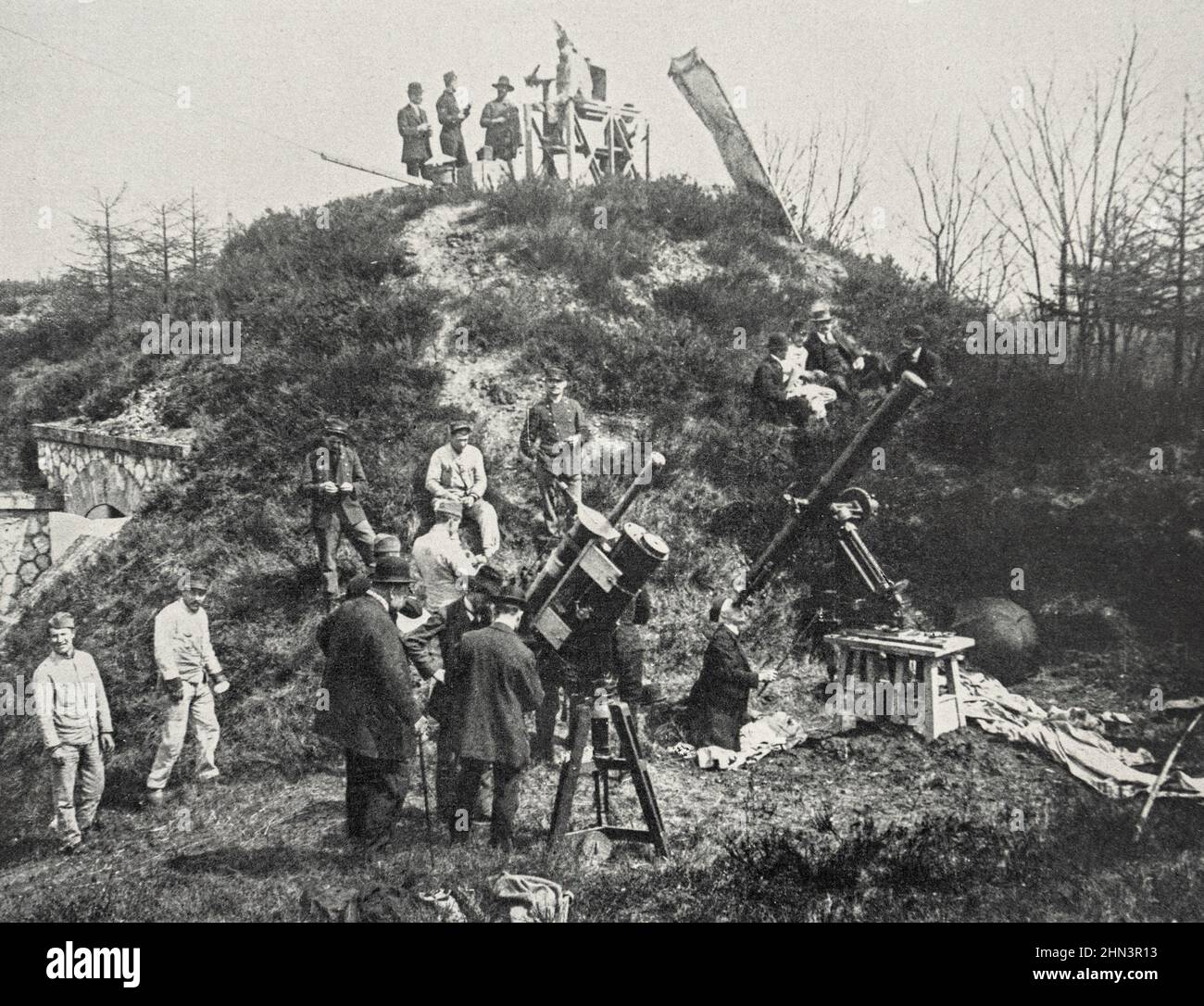 Vintage-Foto der Beobachtung der Sonnenfinsternis am 17. April 1912. Bei der Batterie von Cotillons, bei der Festung von Comeille-en-Parisis. Im Vordergrund Mr Stockfoto