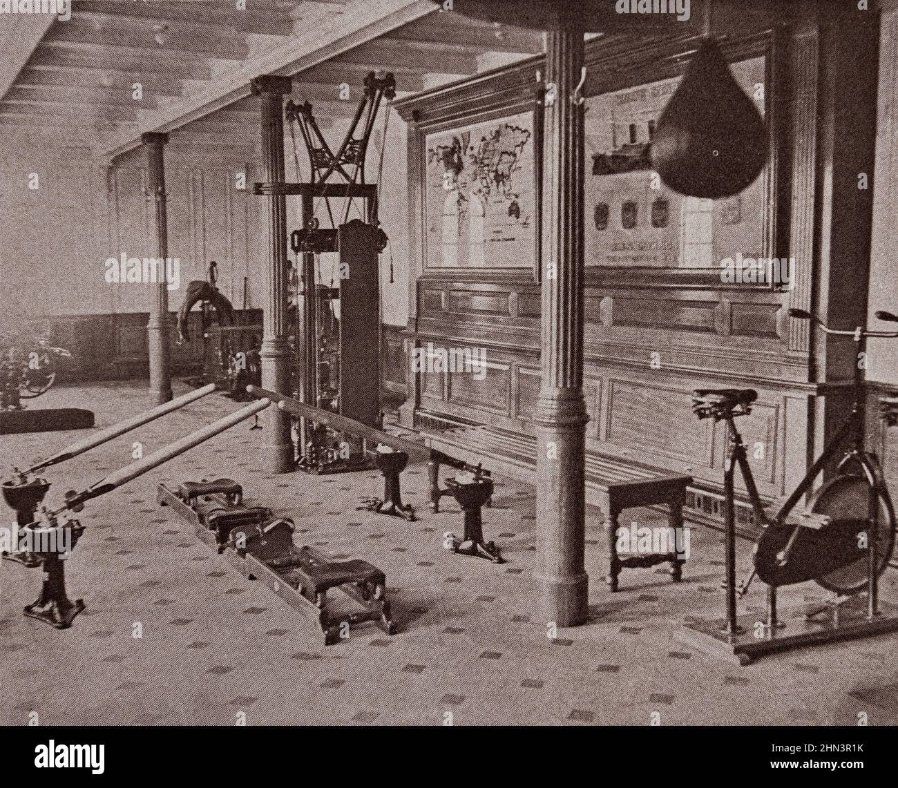 Vintage-Foto des Innenraums des Titanic Liners: Das Fitnessstudio und körperliche Übungen. 1912 konnte auf dem Boden den Bootssimulator mit seinen Frühlingsrudern bemerken Stockfoto