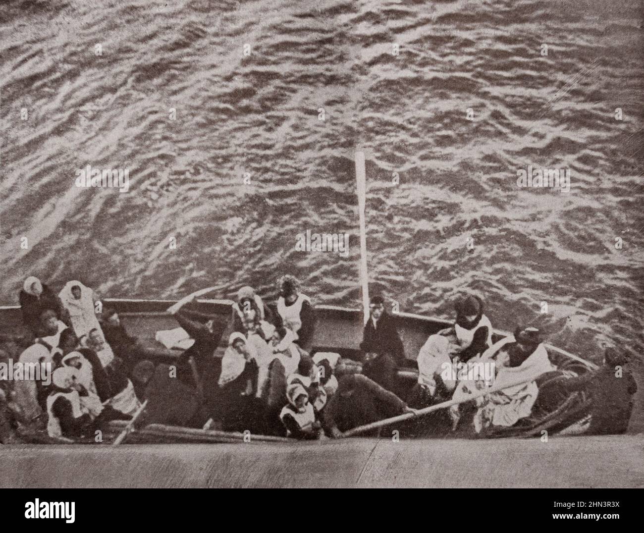 Die Rettungsboote der 'Titanic', die die überlebenden Schiffswracks tragen, schließen sich der 'Carpathia' an. 1912 Stockfoto
