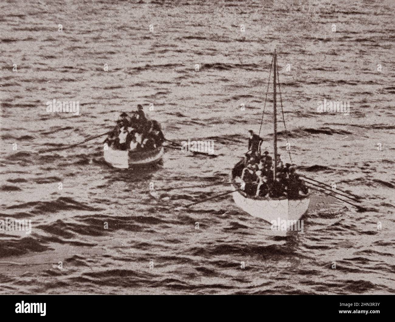 Vintage-Foto eines Rettungsbootes, das vom fünften Offizier der Titanic, Herrn Harold Lowe, kommandiert wurde, der ein Segel gehisst hatte und in der Lage war, bei Tagesanbruch Stockfoto