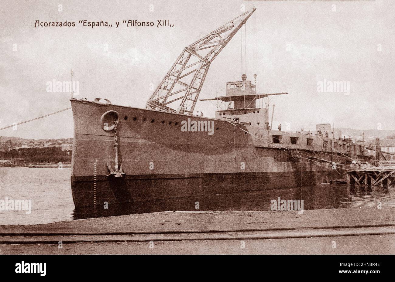 Alte spanische Postkarte mit den Schlachtschiffen „Spanien“ und „Alfonso XIII“. Spanien. 1910s Stockfoto