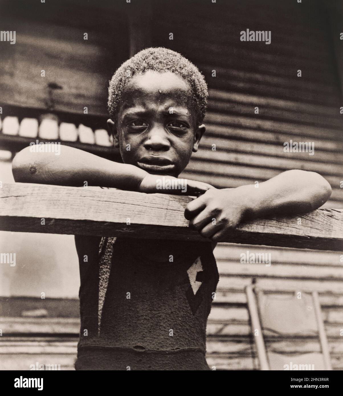 Vintage-Foto des Sohnes des afroamerikanischen Stahlarbeiters, Pittsburgh, 1935 von Marion Wolcott, 1910-1990, Fotografin Stockfoto