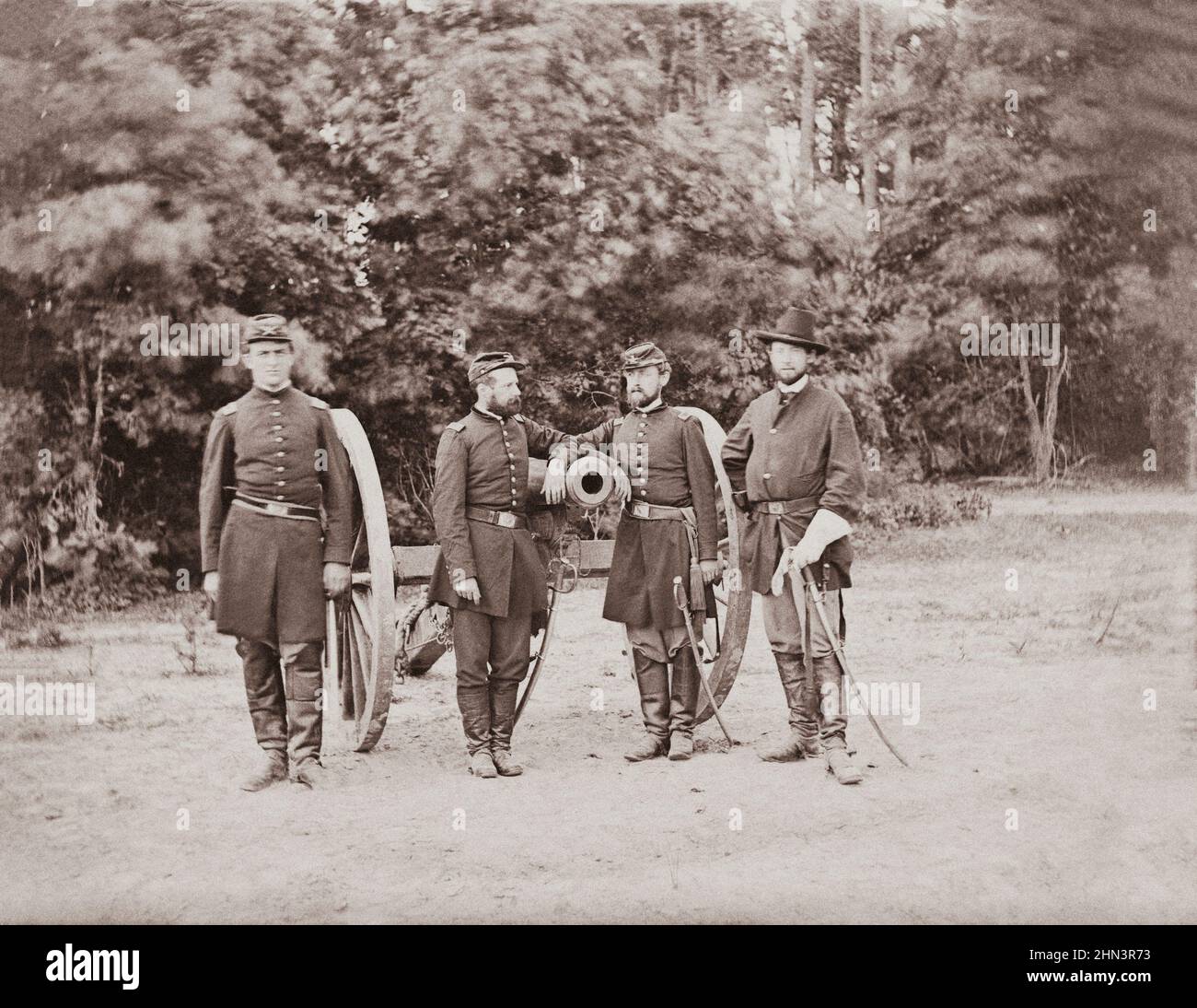Amerikanischer Bürgerkrieg. Fair Oaks, Virginia. Kapitän Horatio G. Gibson (zweiter von links) und Offiziere seiner Batterie. Fotografie aus dem östlichen Hauptt Stockfoto