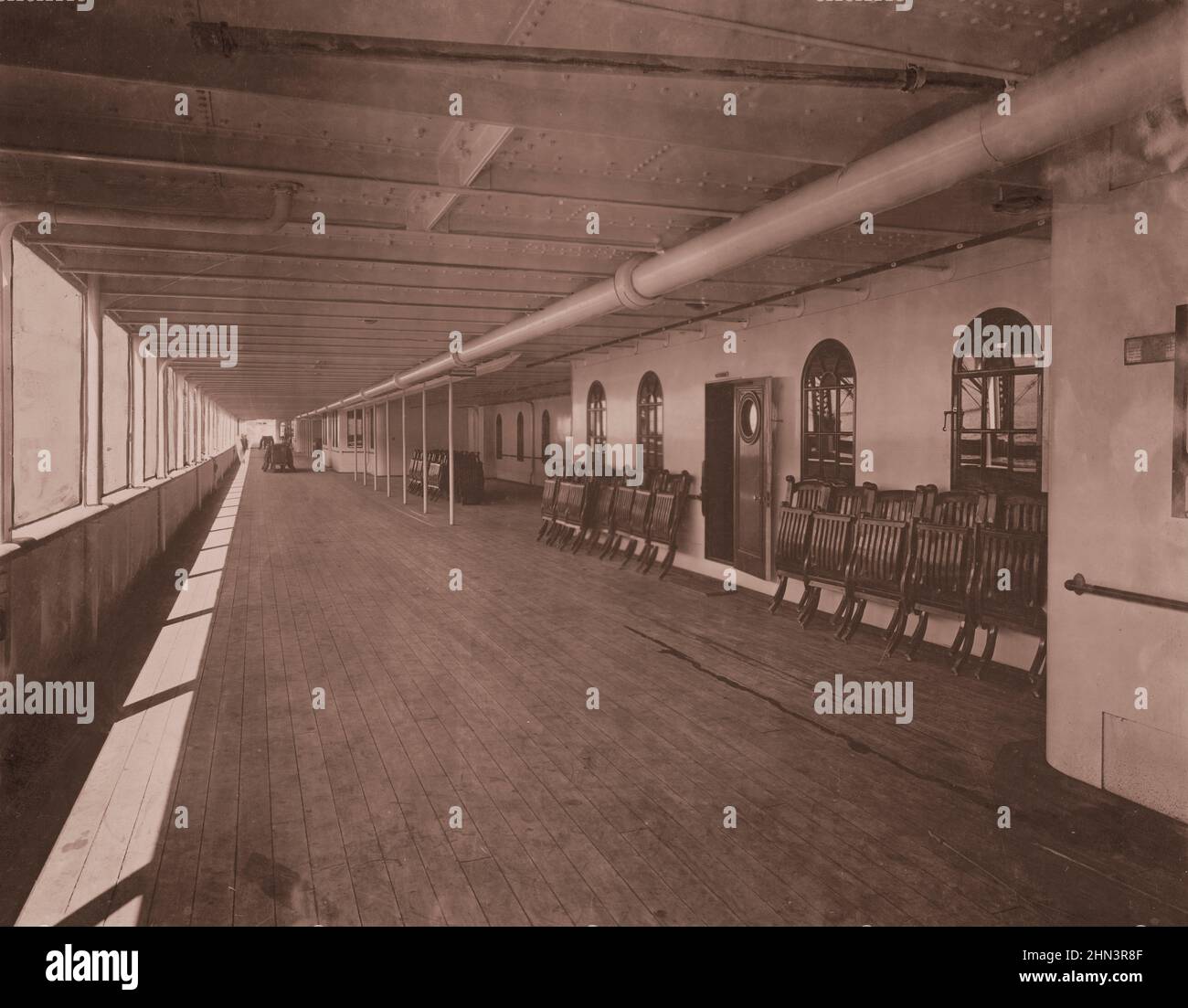 Vintage-Foto von der Außenseite des 'Titanic'-Liners: Tolles Promenadendeck. 1912 Stockfoto