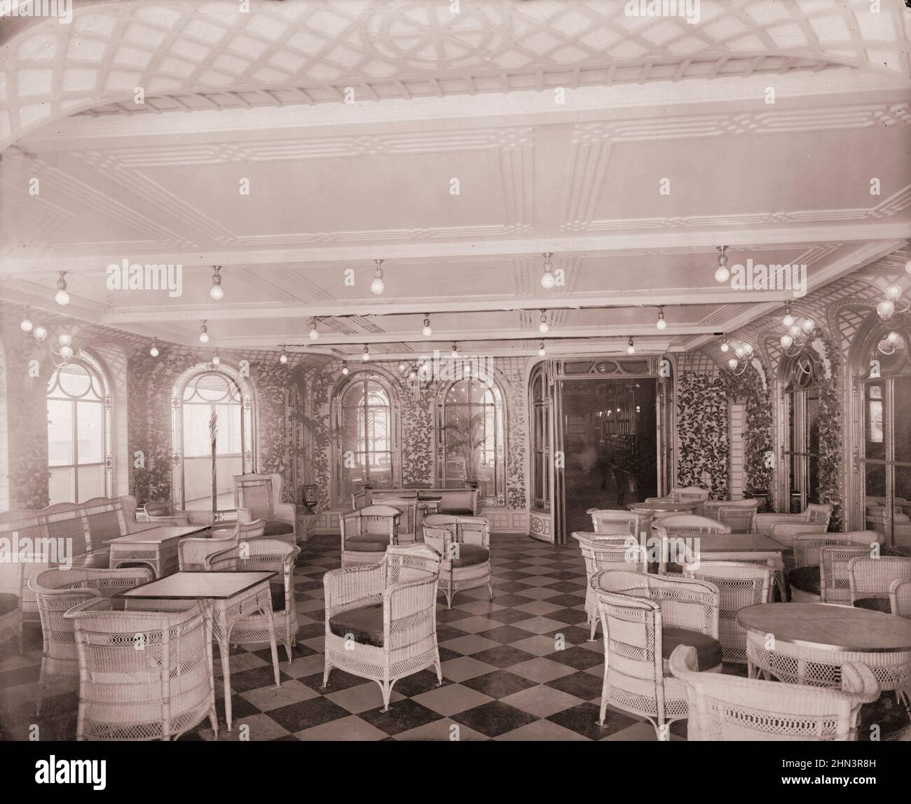 Vintage-Foto von der Außenseite des 'Titanic'-Liners: Das Veranda-Café und der Palmenhof. 1912 Stockfoto