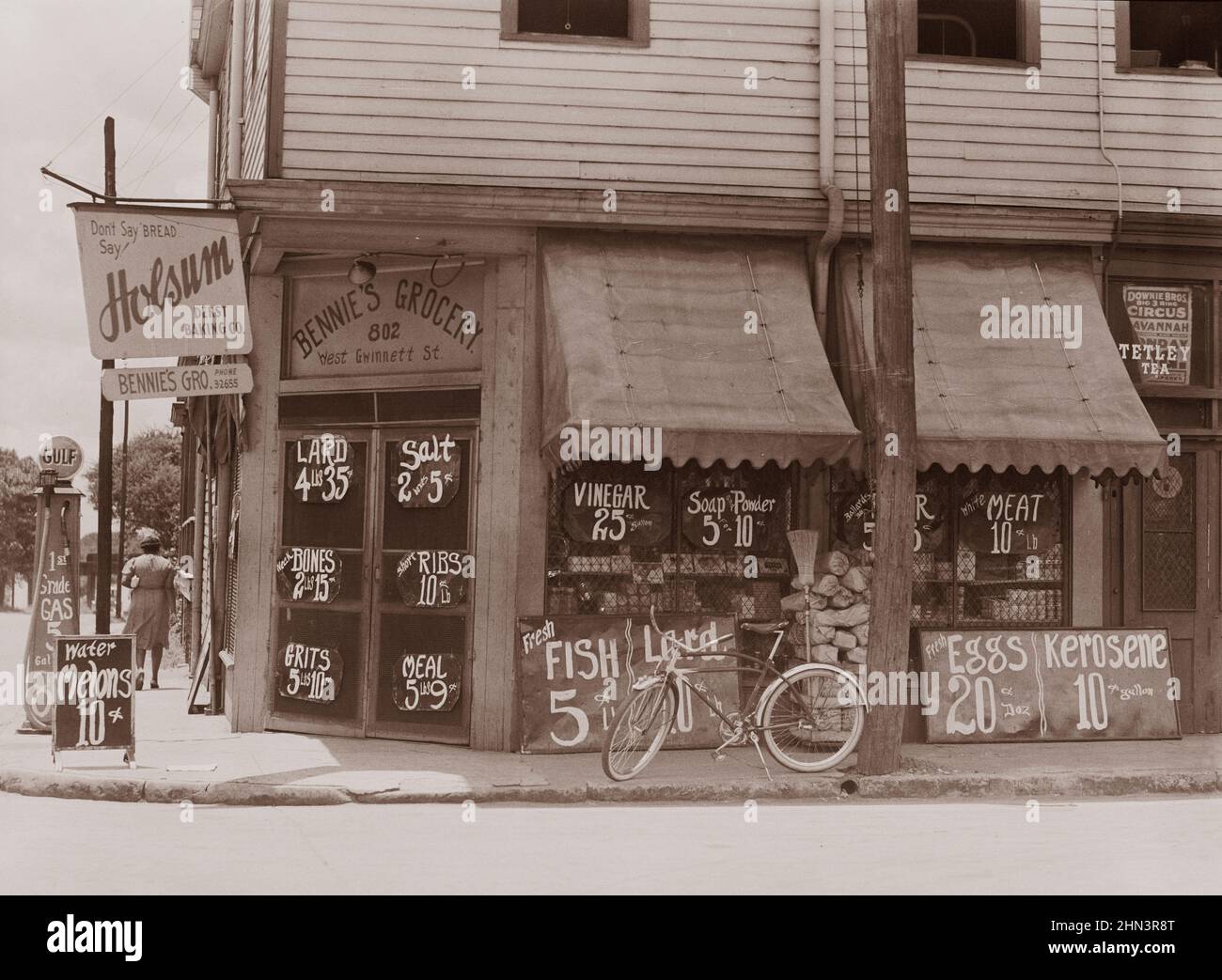 Vintage-Foto von afroamerikanischem Lebensmittelgeschäft. Sylvania, Georgia. Die Preise sind im Internet veröffentlicht. Juni 1939 von Marion Post Wolcott, Fotografin Stockfoto