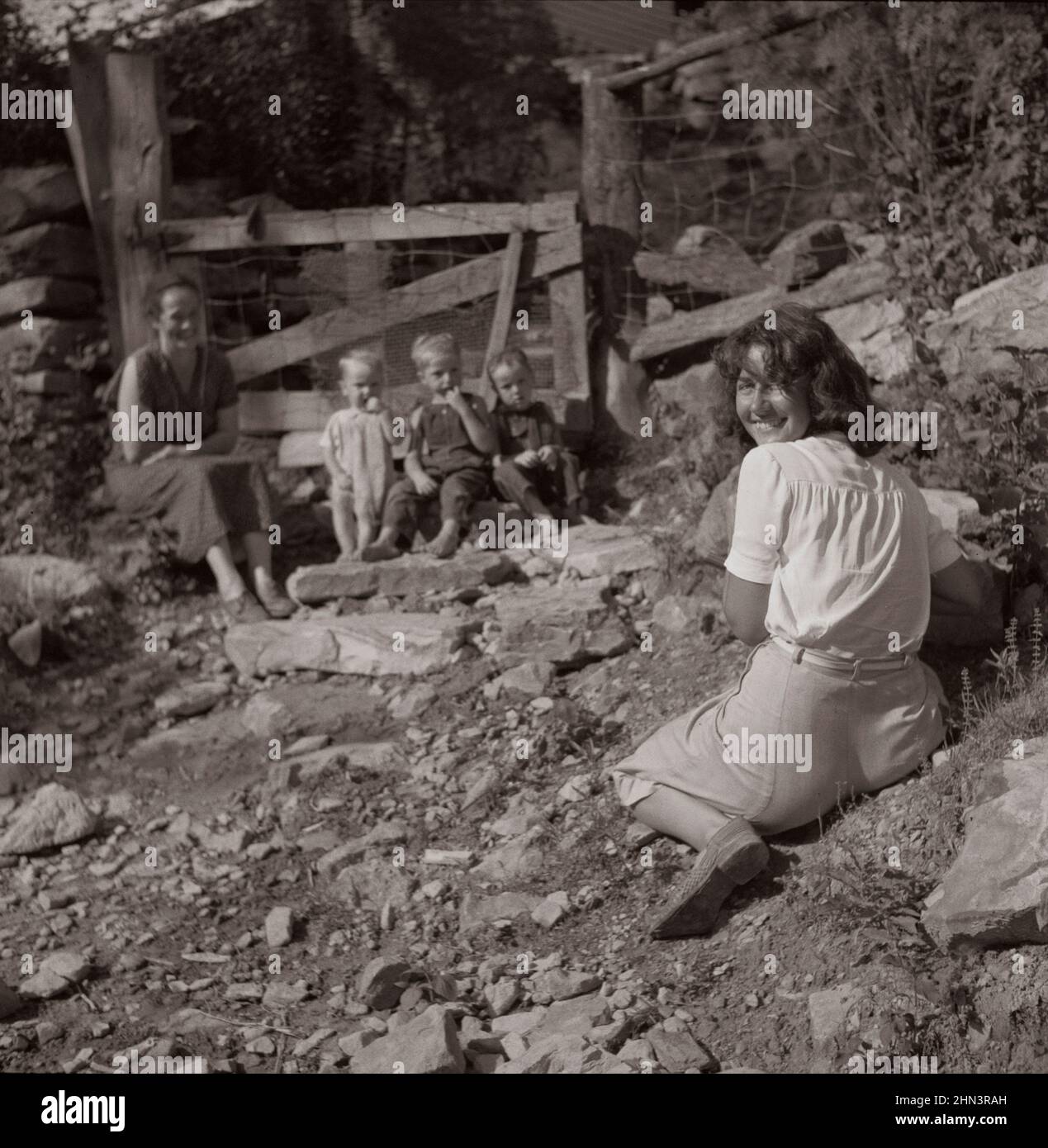 Vintage-Foto des amerikanischen Lebens im Jahr 1940s. Marion Post Wolcott fotografiert Bergkinder auf Steinstufen ihres Hauses. Auf Stinking Creek, Pine Mo Stockfoto