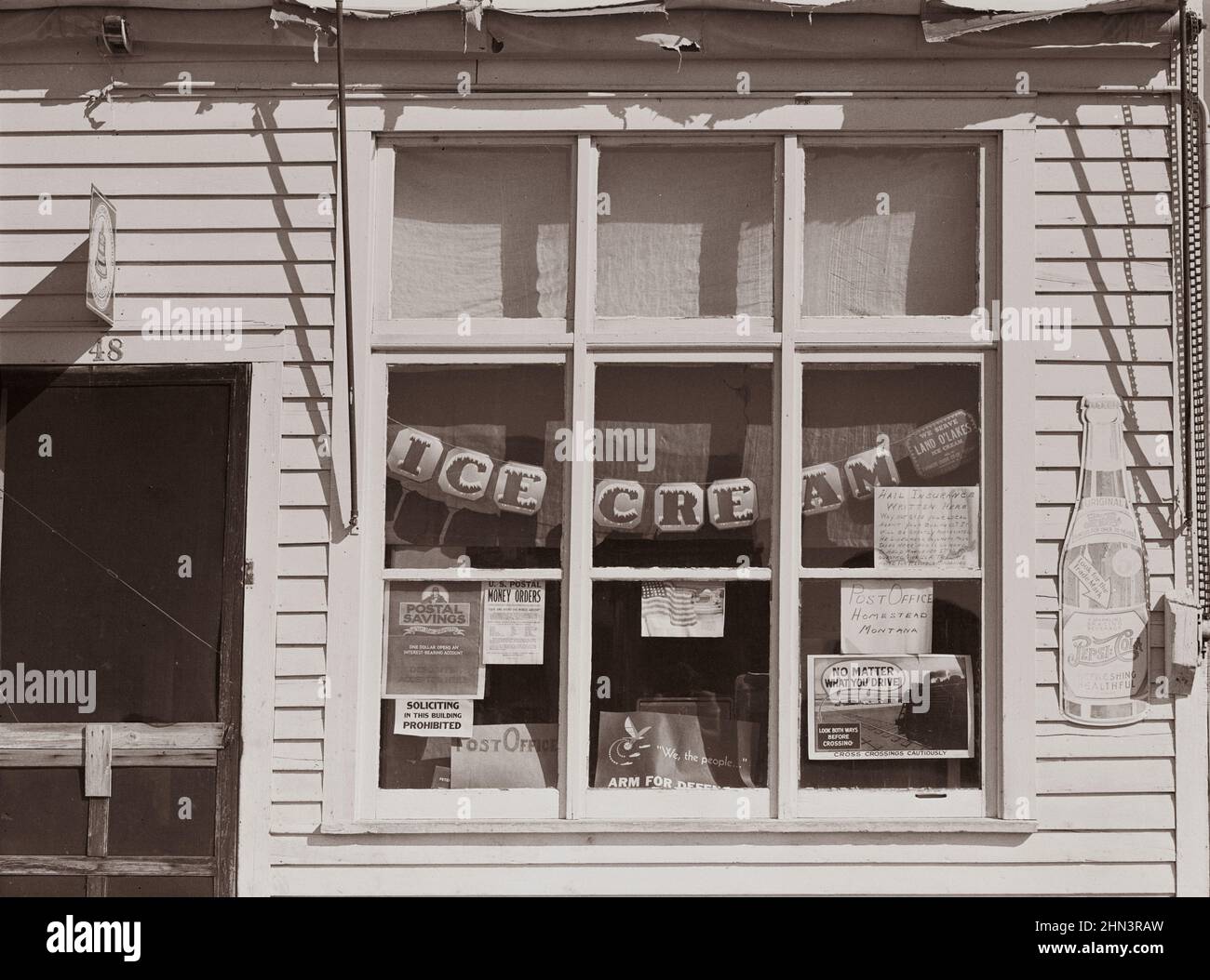 Vintage-Foto des amerikanischen Lebens im Jahr 1940s. Fenster von Post und Geschäft. Homestead, Montana. August 1941. Von Marion Post Wolcott (Fotografin) Stockfoto