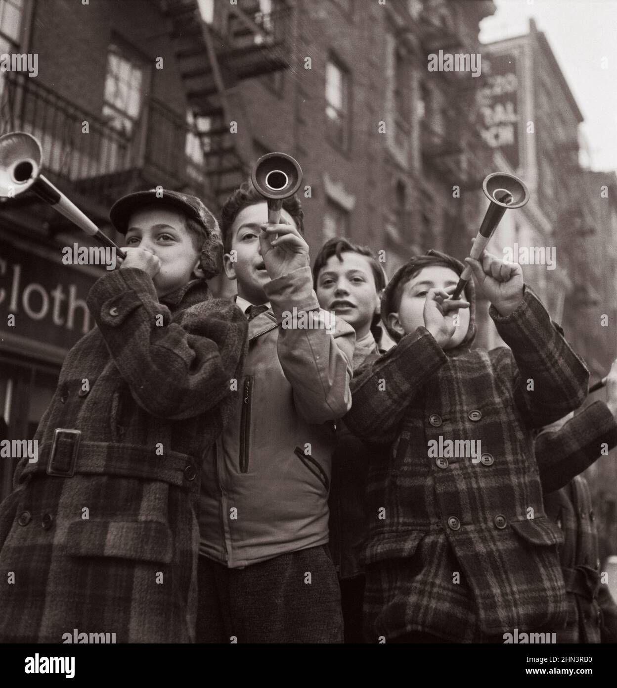 Vintage-Foto des amerikanischen Lebens im Jahr 1940s. Blashörner auf der Bleeker Street am Neujahrstag. New York. Foto von Marjory Collins, Januar 1943 Stockfoto