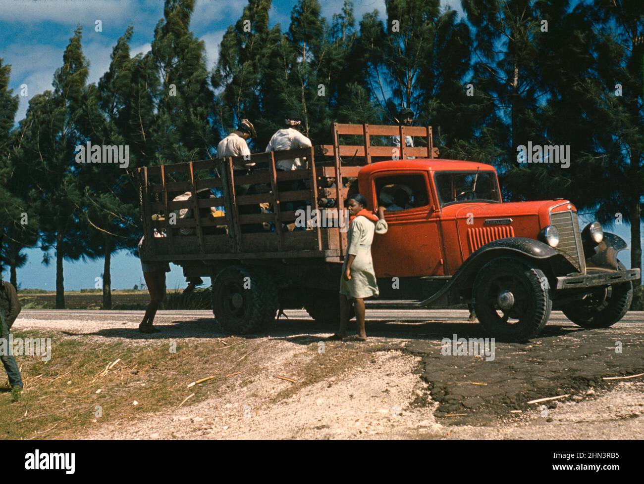 Vintage Farbfoto des amerikanischen Südens im Jahr 1940s. Mississippi. Das Foto von 1940 zeigt einen 1934-1936 International C30 LKW, der Menschen transportiert, die mi Stockfoto