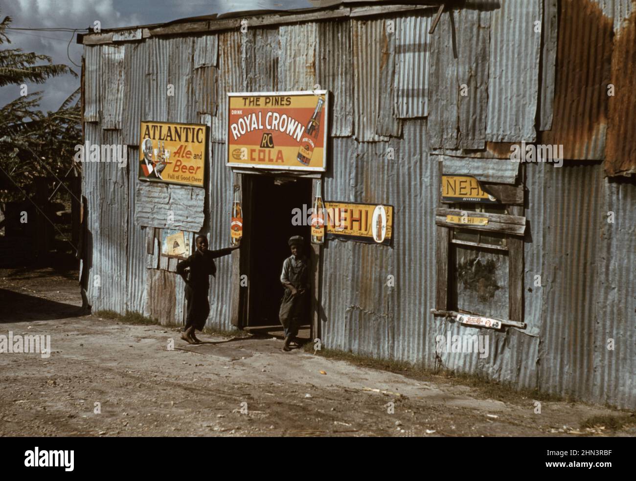 Vintage-Foto des amerikanischen Südens im Jahr 1940s. Schwarze Wanderarbeiter von einem „Juke Joint“ (?), Belle Glade, Florida. Februar 1941 Von Marion Post Wolco Stockfoto