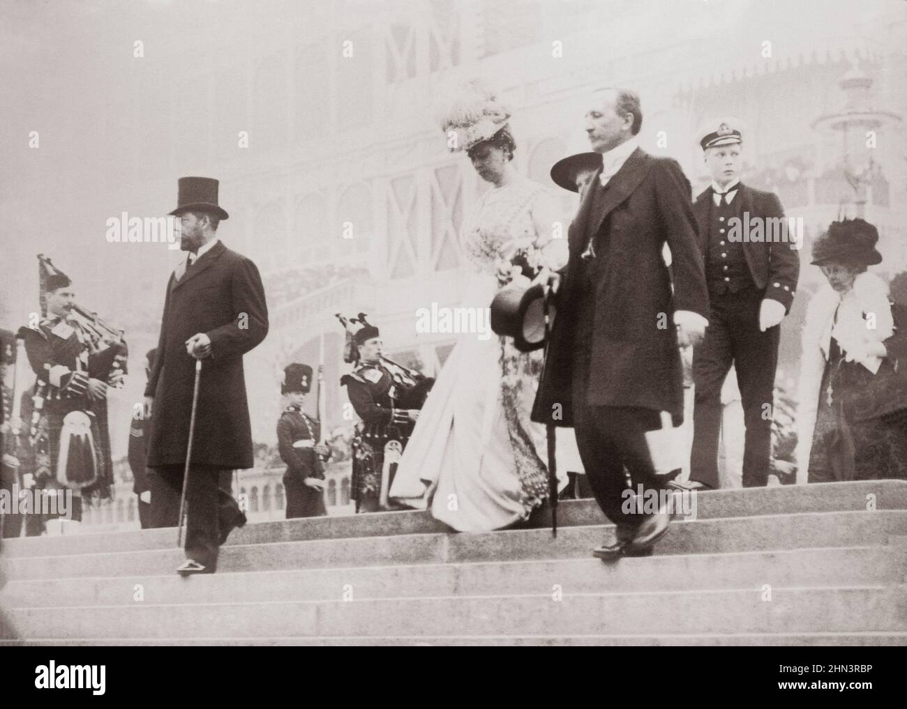 Vintage-Foto von König George V des Vereinigten Königreichs, Queen Mary, Earl Plymouth und dem Prince of Wales (George VI) bei der Eröffnung des Festivals von Stockfoto