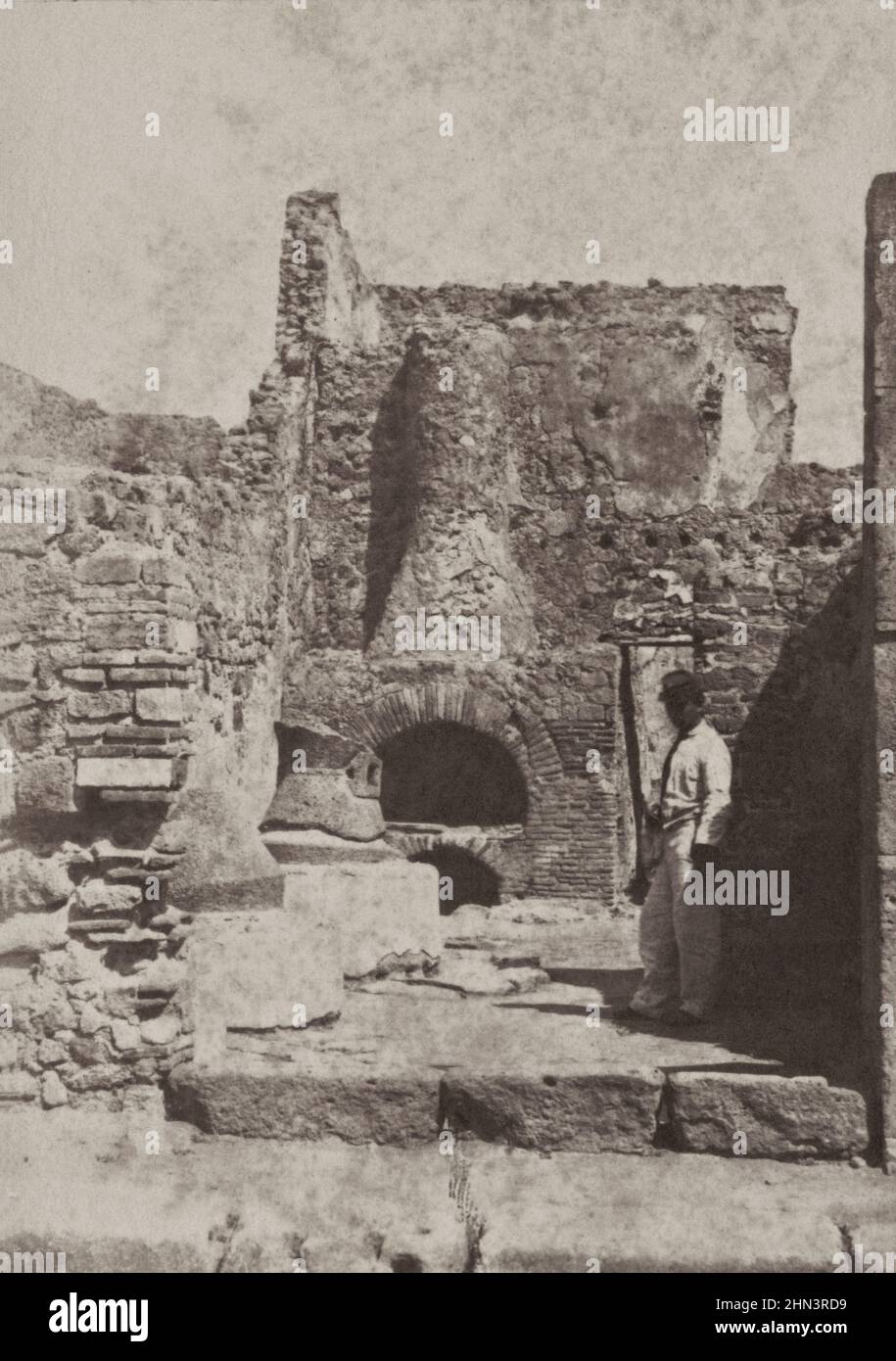 Amerikanischer Bürgerkrieg. Afroamerikanischer Soldat in Uniform am zerstörten Kamin oder Ofen, möglicherweise in Fort Sumter. USA. Zwischen 1863-1865 Stockfoto