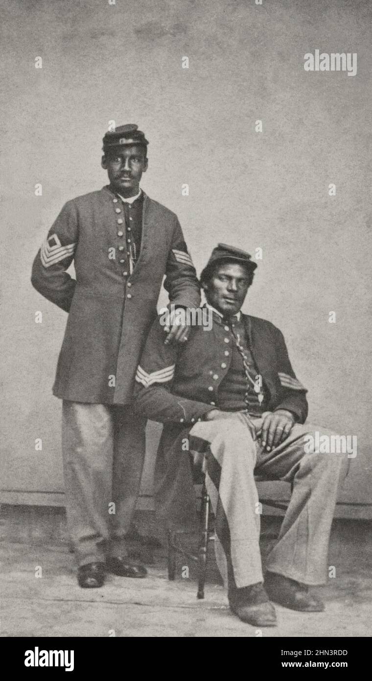 Amerikanischer Bürgerkrieg. Zwei nicht identifizierte afroamerikanische Soldaten in Uniformen des Unteroffiziers der Union. Zwischen c. 1863-1865 Stockfoto