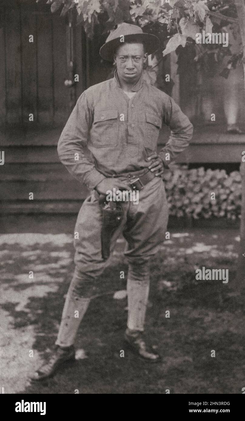 USA im Ersten Weltkrieg. Afroamerikanischer Soldat in Uniform und Wahlkampfhut mit Handfeuerwaffe in Holster. 1917-1918 Stockfoto