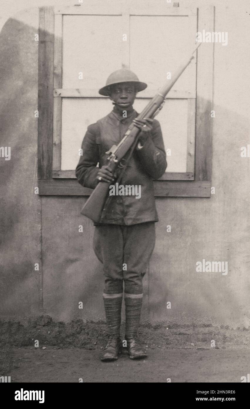 USA im Ersten Weltkrieg African American Soldier in Uniform und Helm mit Gewehr. 1917-1918 Stockfoto