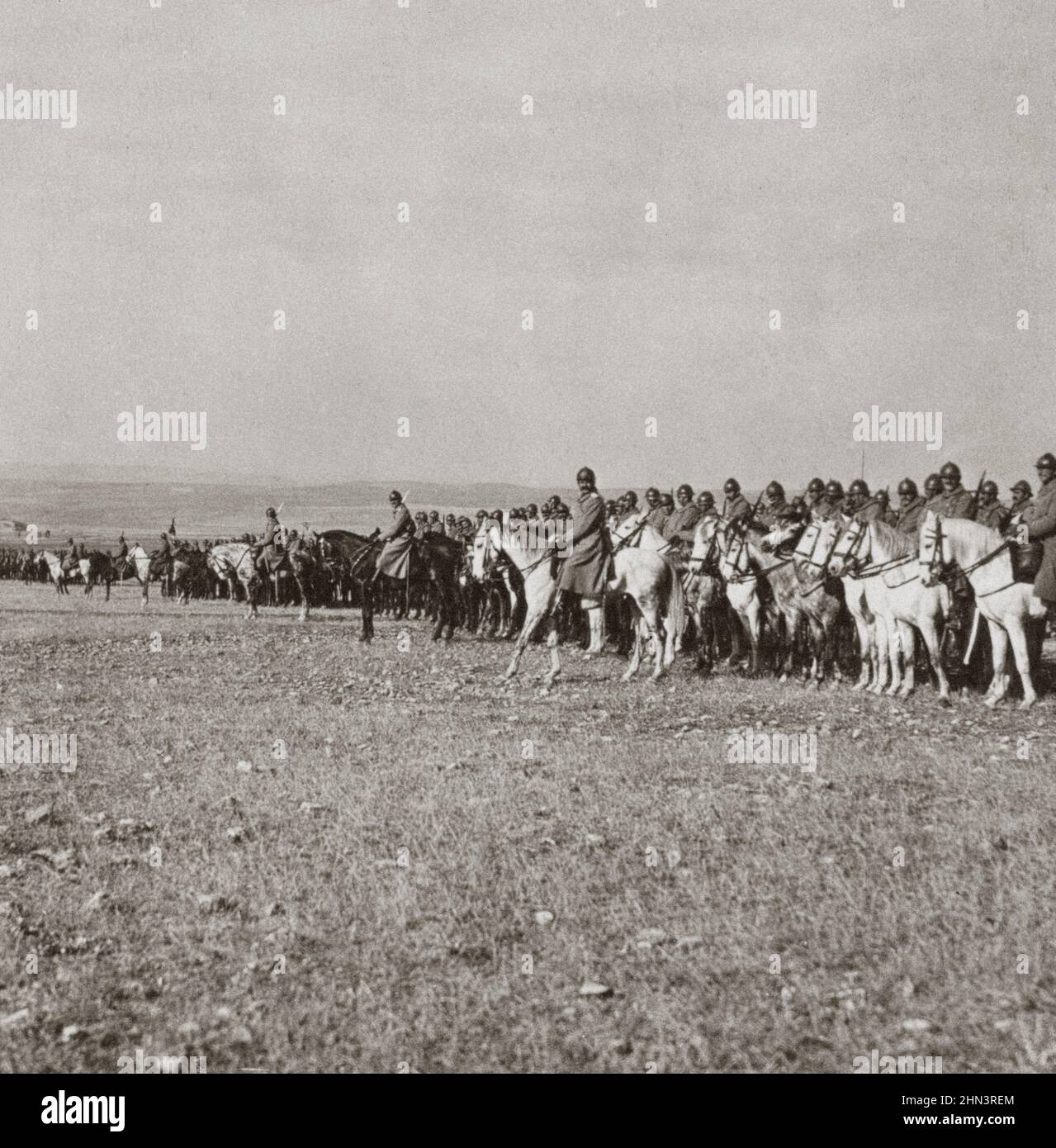 Vintage-Foto des Ersten Weltkriegs 1914-1918. Serbische Kavallerie bereit für den Kampf auf den Balkanebenen (serbisch-serbische Kampagne). Stockfoto