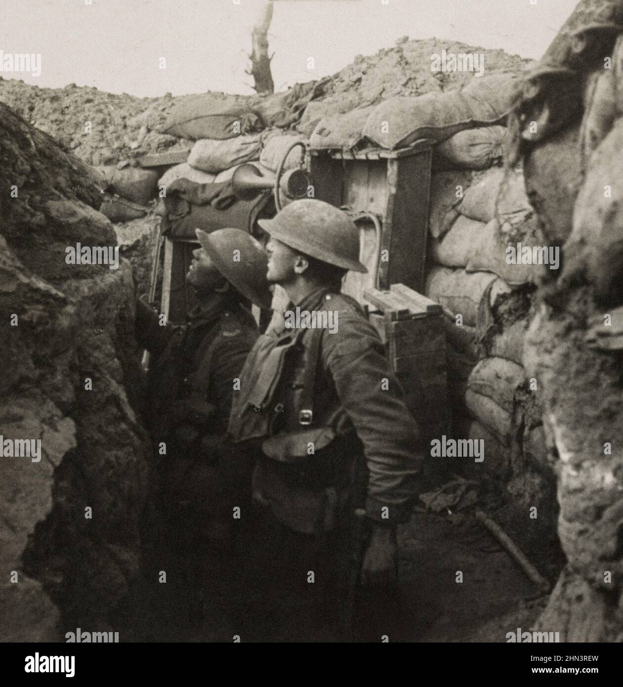 Vintage-Foto des Ersten Weltkriegs 1914-1918. Britische Soldaten in einem Liniengraben auf dem Balkan (mazedonische Front). 1915-1918 Stockfoto