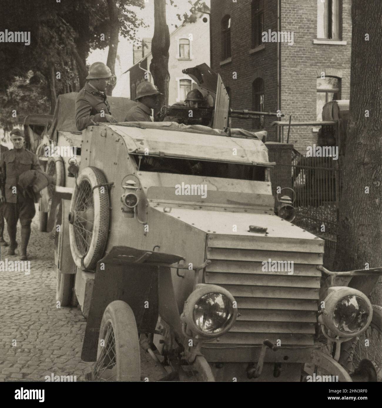 Vintage-Foto des Ersten Weltkriegs 1914-1918. Französisches Auto Mitrailleuse an die US-Armee angeschlossen. Montabaur, Deutschland Stockfoto