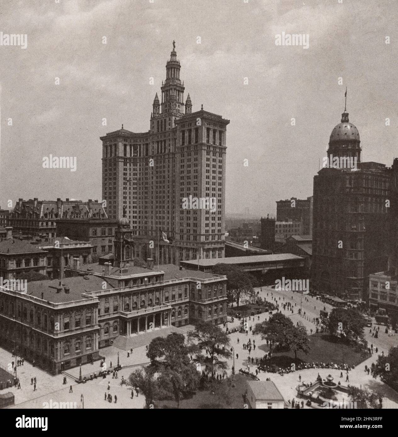 Vintag Foto von alten und neuen Rathäusern und World Building, aus dem City Hall Park, New York City, USA. 1910s Stockfoto