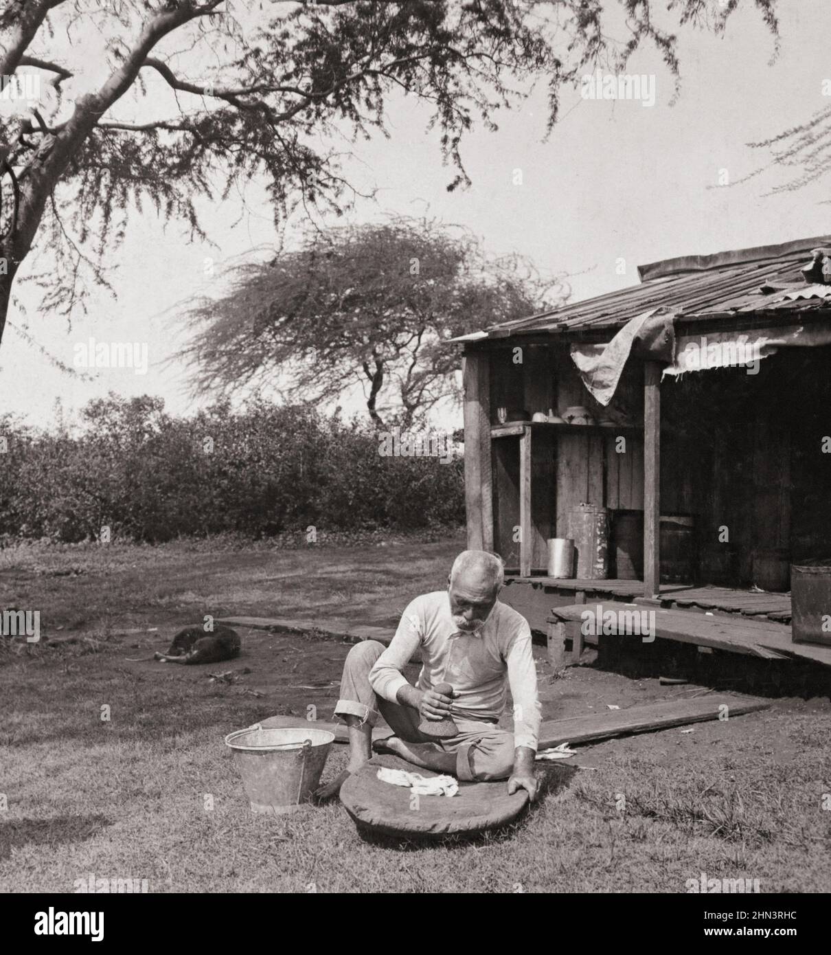 Vintage-Foto des Ureinwohners Kanaka Maoli, der „Poi“, das hawaiianische Nationalgericht, stampfte. 1902 Hawaiianer sind die indigenen polynesischen Völker des Haw Stockfoto