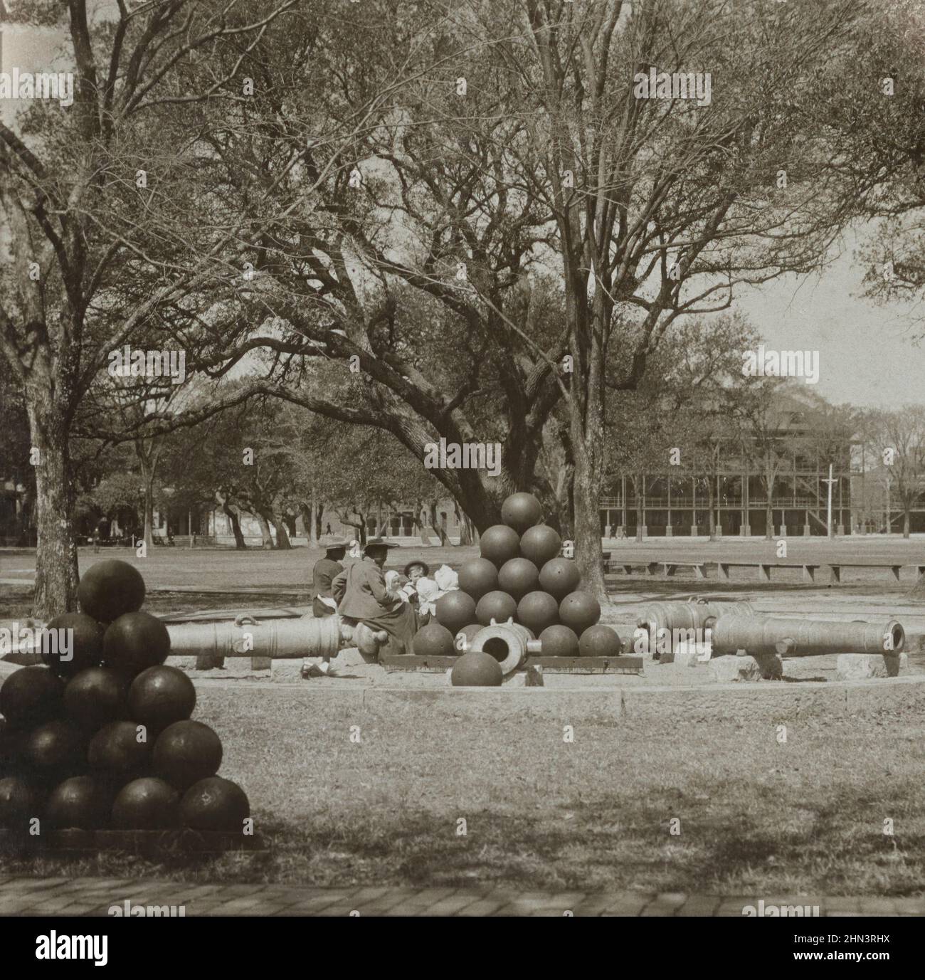 Vintage-Foto von Kanonen und Patronen, die bei der Belagerung von Yorktown gefangen genommen wurden, 19. Oktober 1781. Fortress Monroe, Virginia. USA. 1905 die Belagerung von Yorktown Stockfoto