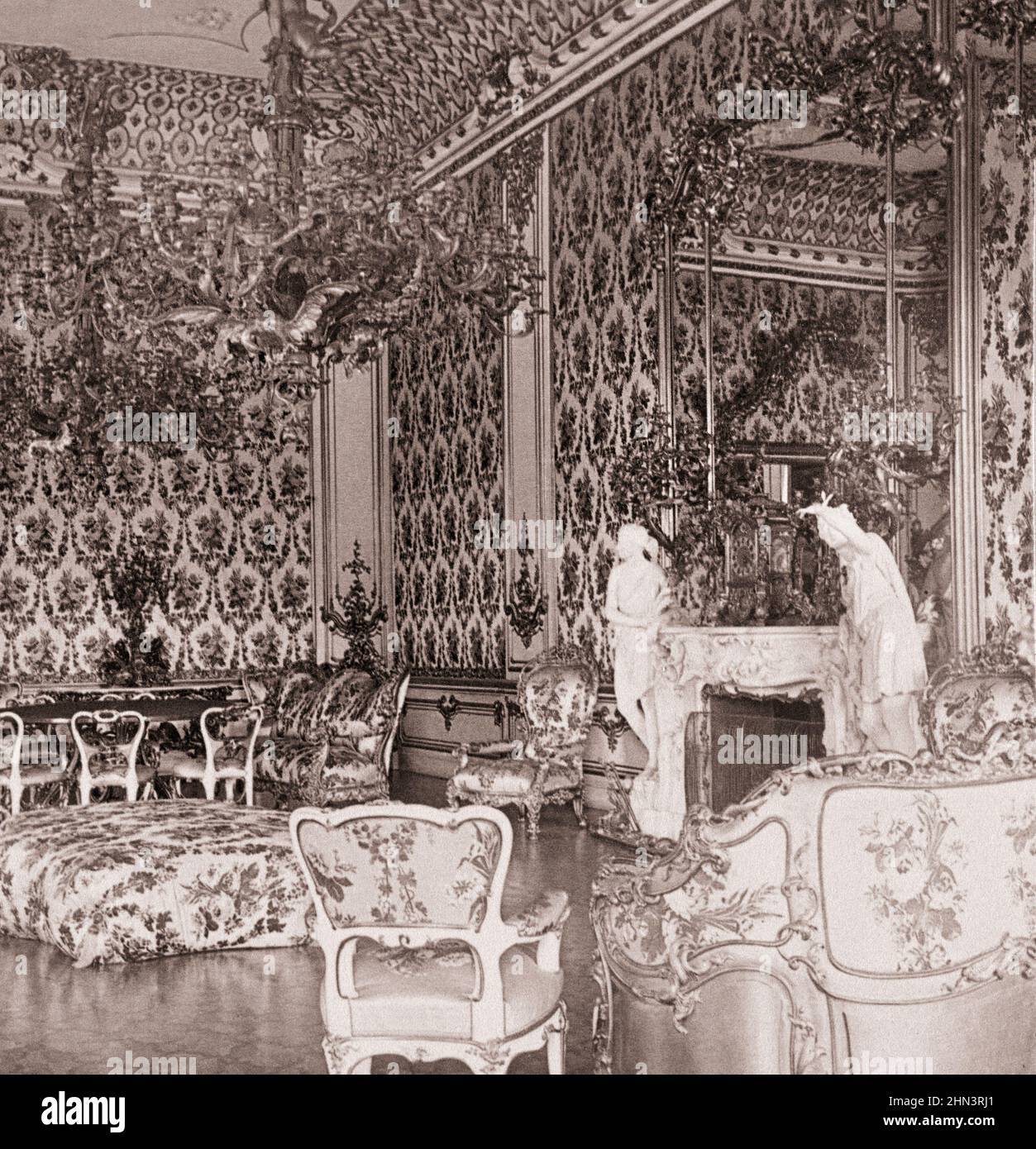 Vintage-Foto des Damensalons, Königspalast Liechtenstein. Wien, Österreich. 1898 Stockfoto
