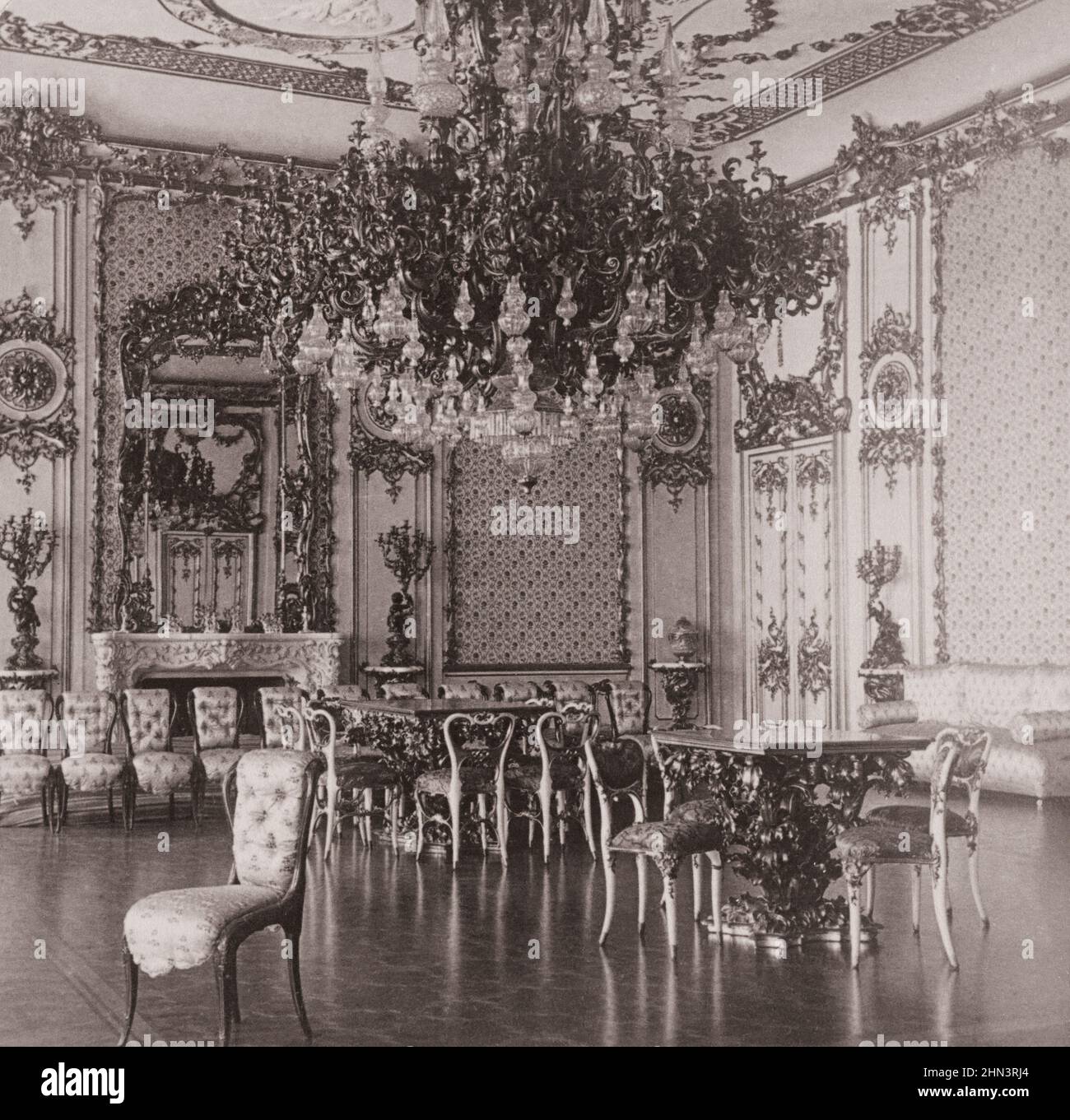 Großer Kronleuchter, Salon de Jenets, Königlicher Palast von Liechtenstein. Wien, Österreich. Ende des 19th. Jahrhunderts Stockfoto