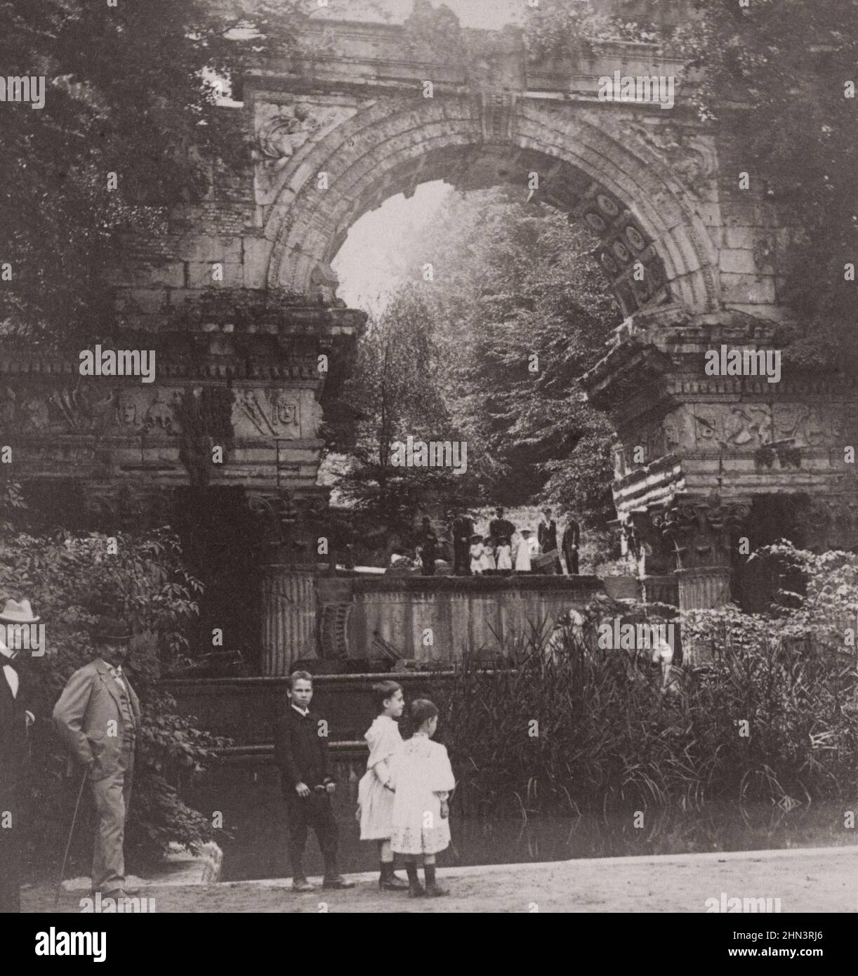 Vintage-Foto der alten römischen Ruine, Schloss Schönbrunn. Wien, Österreich. Ende des 19th. Jahrhunderts. Stockfoto