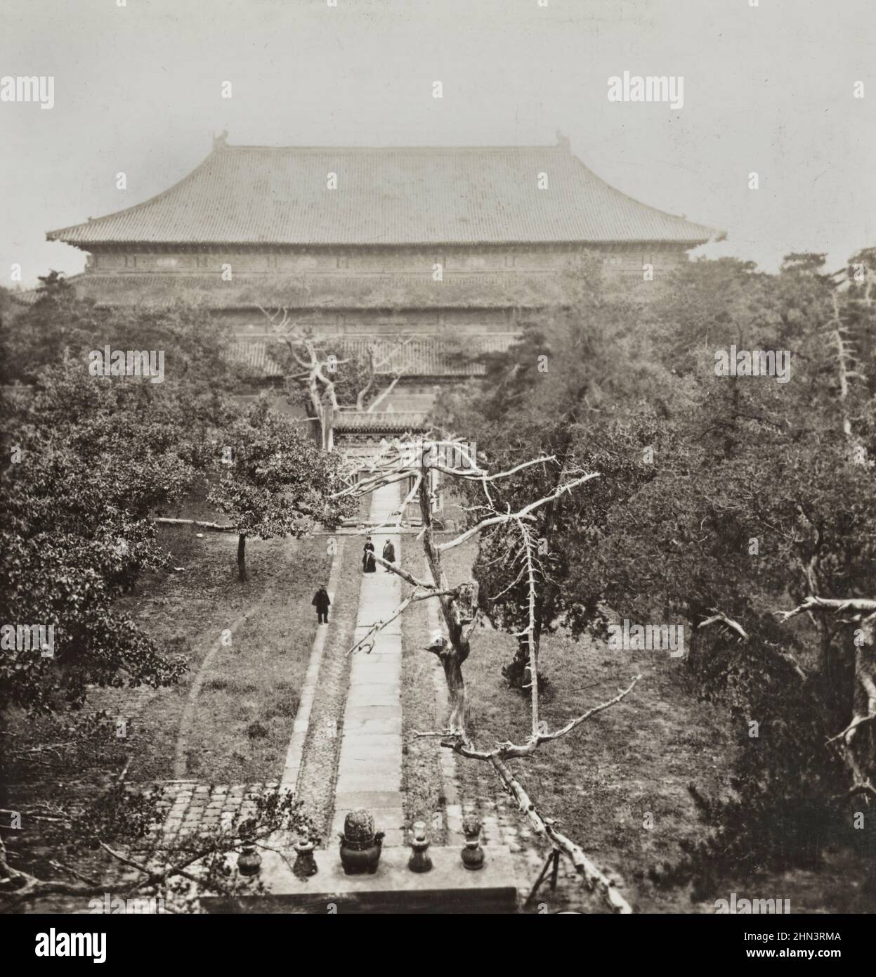 Vintage-Foto einer Halle und des Geländes der Ming-Gräber. Peking, China Stockfoto