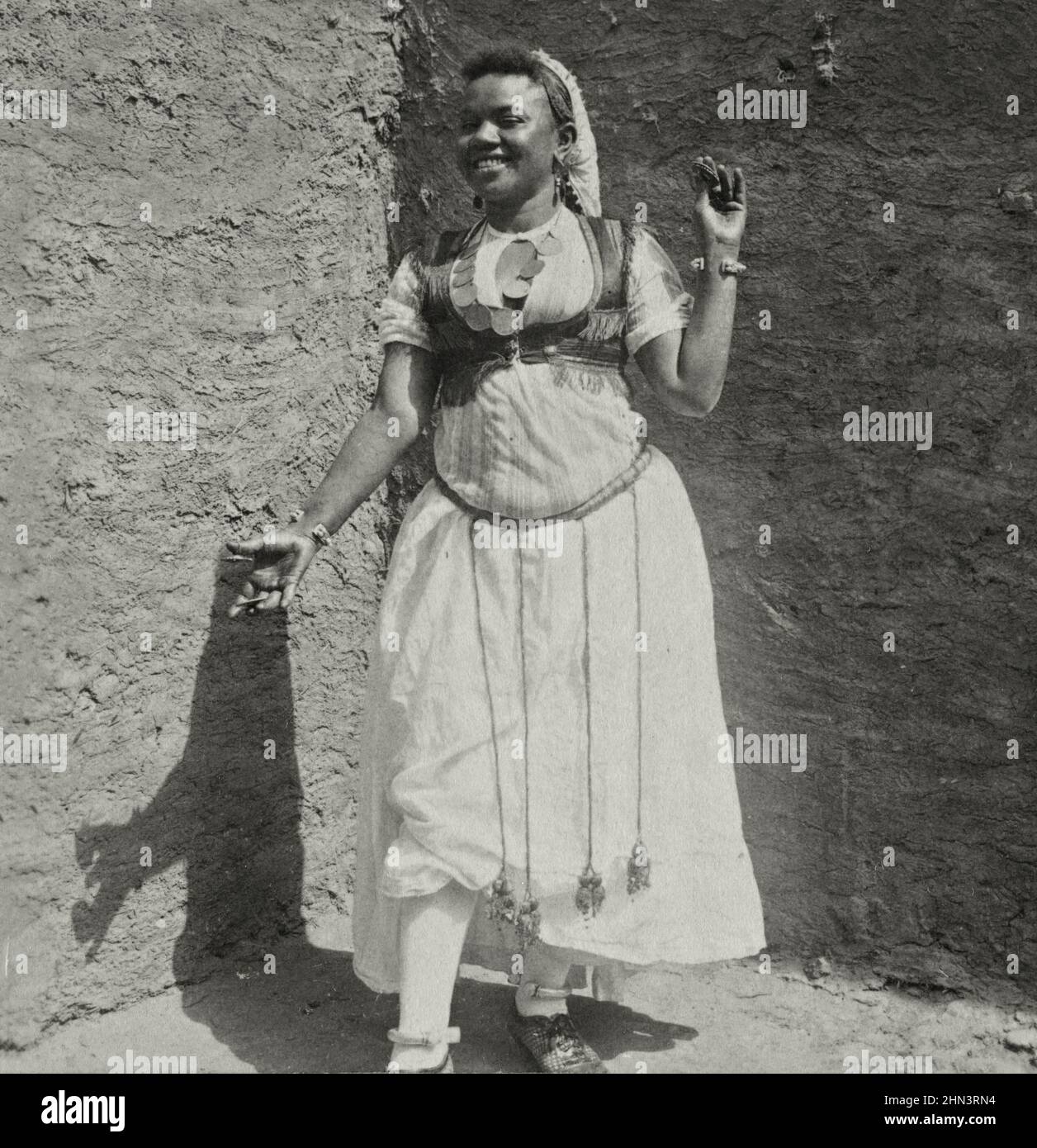 Vintage-Foto von einem nubischen tanzenden Mädchen, Oberägypten. 1896 Stockfoto