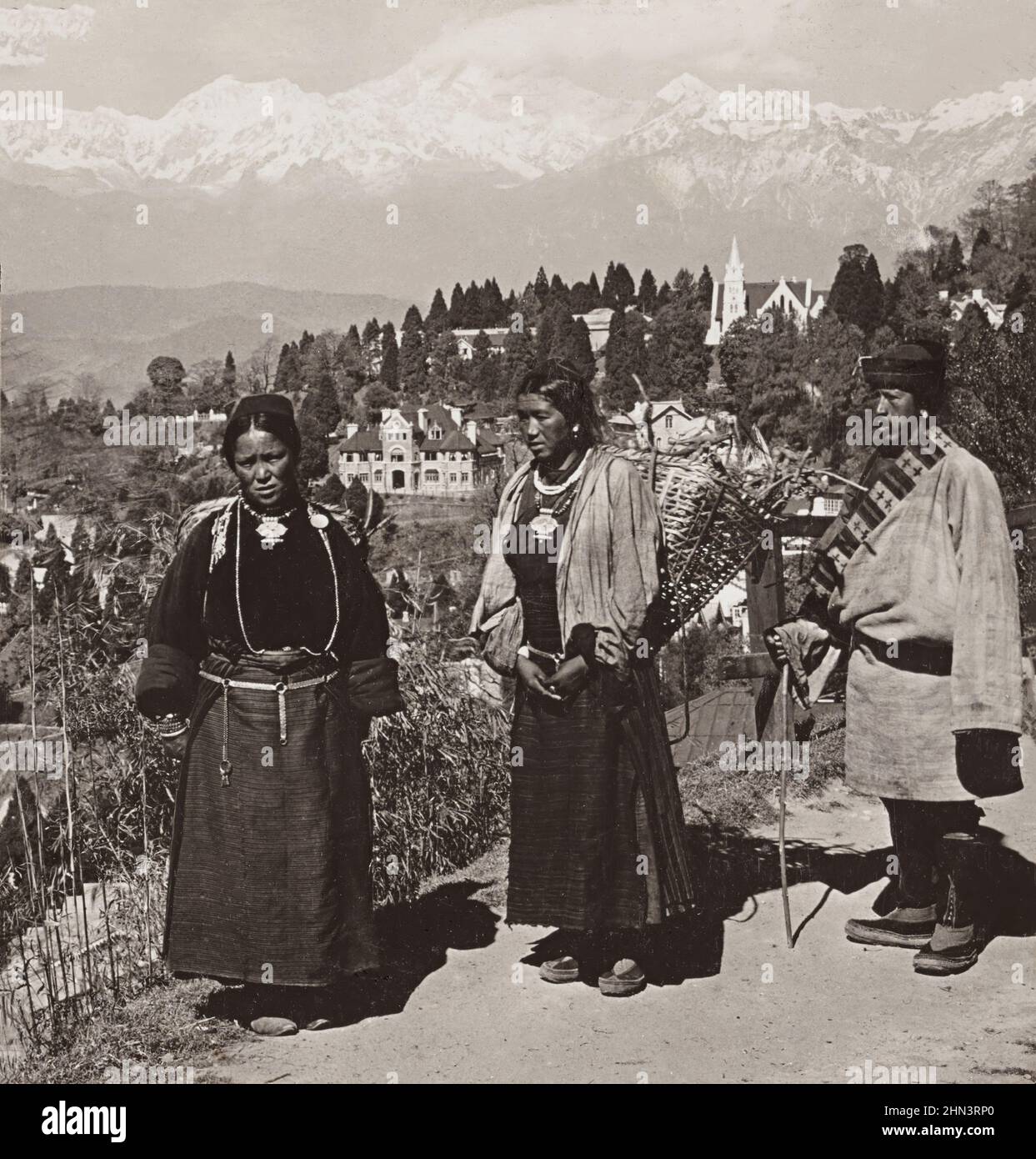 Vintage-Foto von nepalesischen Bauern in Darjeeling, dem großen Kurort von Bengalen, Himalaya auf dem Hintergrund. Indien. 1907 Stockfoto